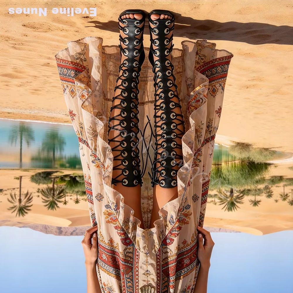Knee High Boots Women - รองเท้าบูทส้นสูงสไตล์กลาดิเอเตอร์สำหรับผู้หญิง ความยาวถึงเข่า หัวเหลี่ยม ดีไซน์ฉลุลาย ผูกเชือก ส้นเข็ม