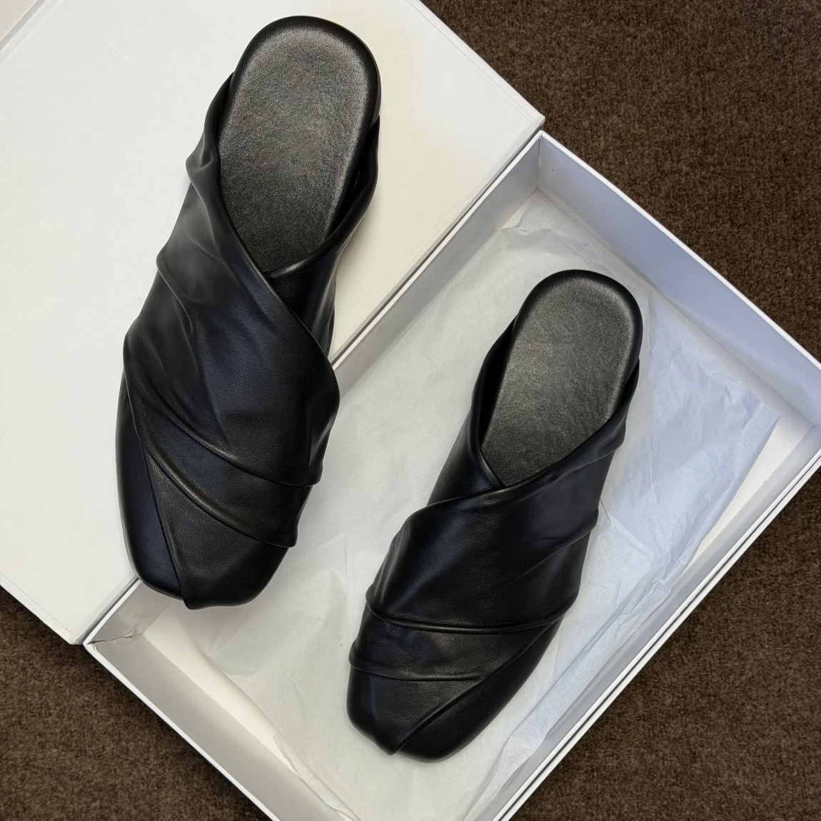 Mule Slip On - รองเท้าหนังวินเทจสีดำ รองเท้าส้นแบนแบบสวม ดีไซน์จีบเบาๆ สำหรับผู้หญิง รองเท้าใส่ทำงานหัวเหลี่ยมแบบสวม ปิดหัวเท้า