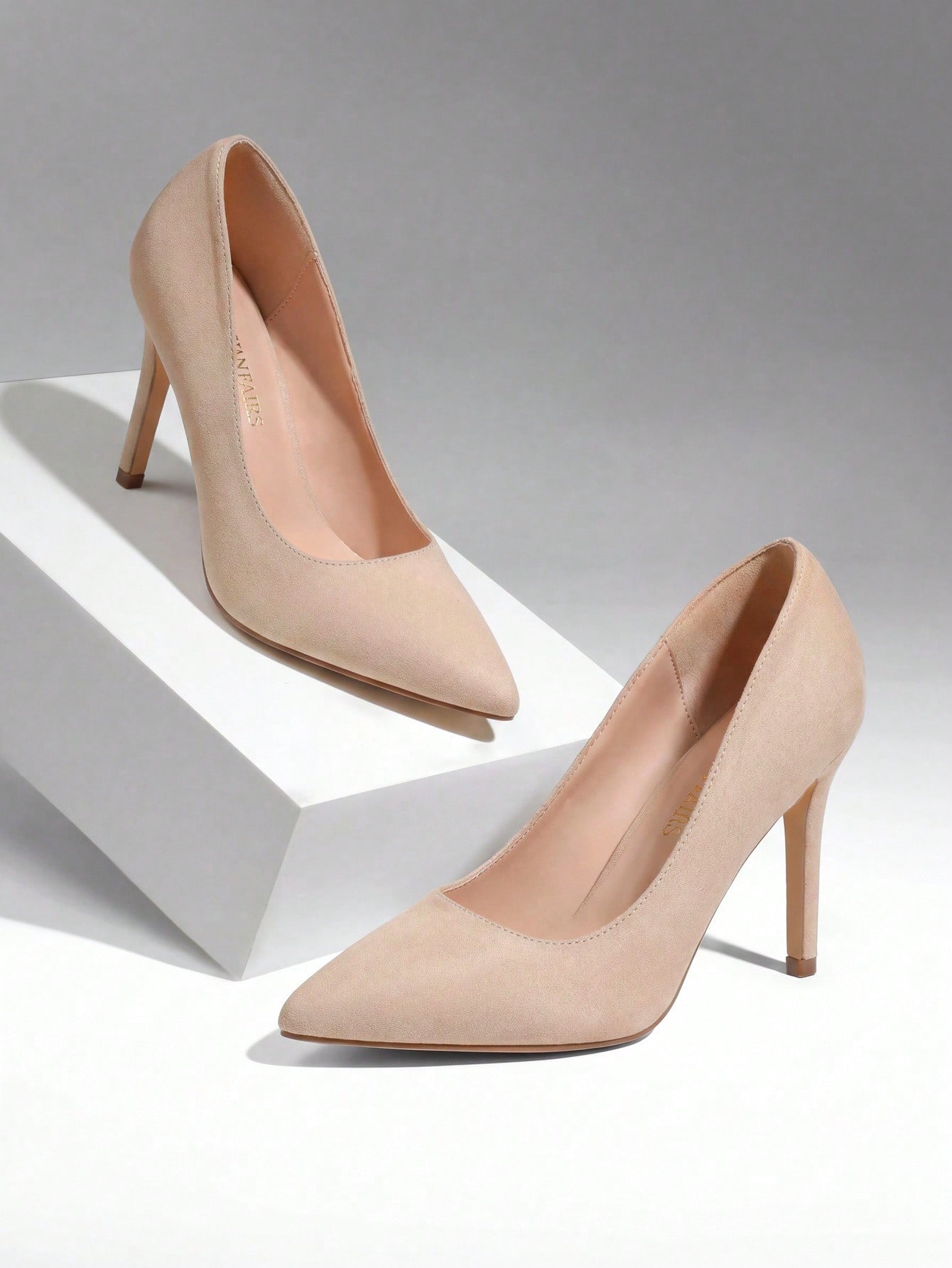 Court Heel Pointed - รองเท้าส้นสูงแบบสติลเล็ตโตสำหรับผู้หญิง ดีไซน์หัวแหลม สีพื้นเรียบหรู เหมาะสำหรับใส่กับชุดเดรส ให้ลุคที่สง่างามและทันสมัย สามารถใส่ได้ทั้งในโอกาสที่เป็นทางการและลำลอง