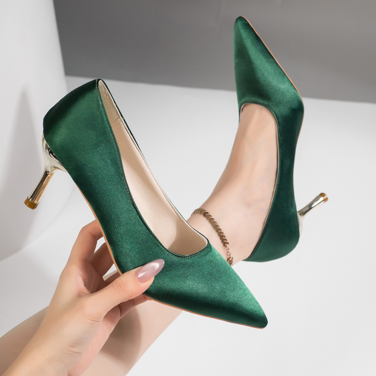 Court Heel Pointed - รองเท้าส้นสูงผ้าซาตินสีเขียวสำหรับผู้หญิง หัวแหลม ส้นเข็มโลหะ แบบสวม รองเท้าสำหรับงานแต่งงานและงานปาร์ตี้ รองเท้าส้นสูงสไตล์คุณหนูสุดหรูสำหรับสุภาพสตรี